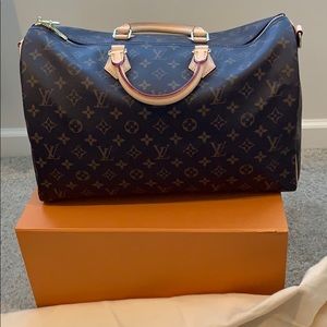 Like NEW Louis Vuitton Speedy bandolier 40